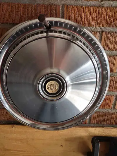 Enjoliveur de roue stainless Chrysler Cordoba 15' set de 4 en très bon état 15' Chrysler Cordoba sta...