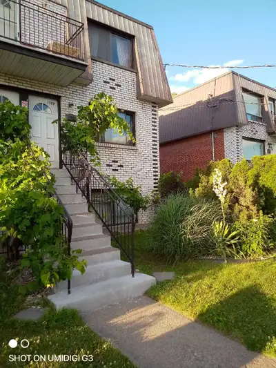 For non smoker ! Nice, sunny room in the triplex, second floor. Two more tenants in the same apartme...