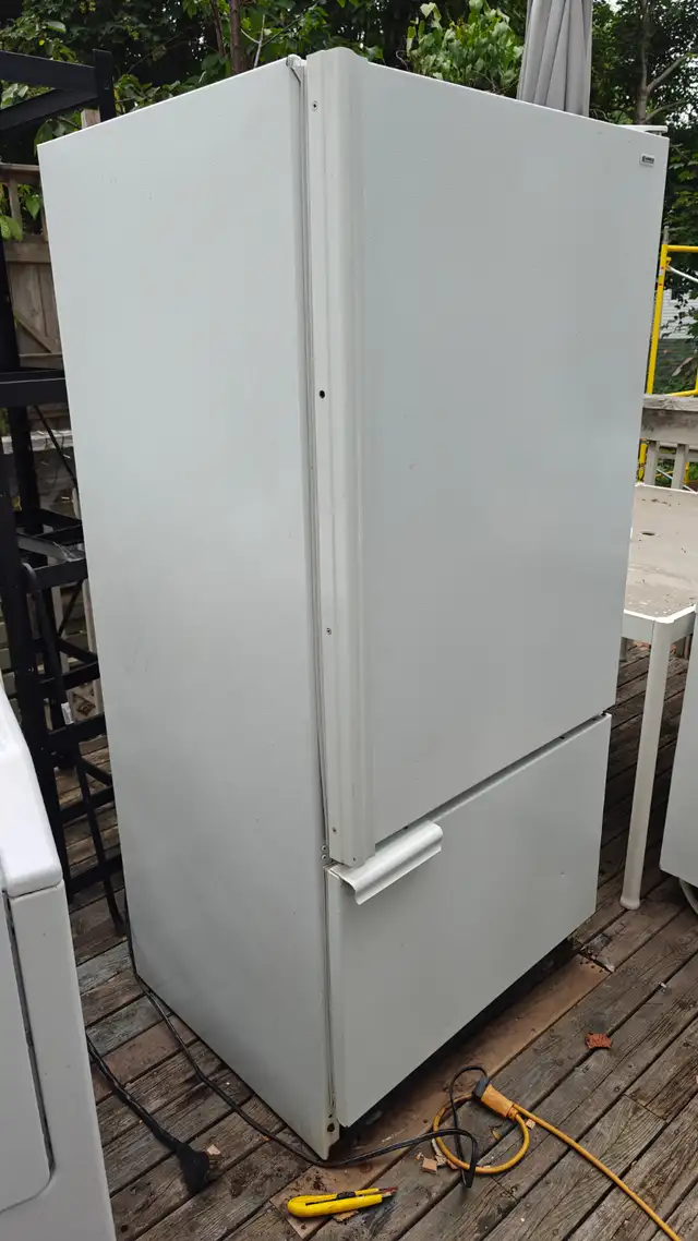 Sears -white 2-door, bottom freezer refrigerator in Refrigerators in City of Halifax - Image 4