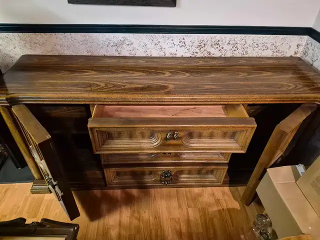 Vintage Wood Sideboard Dresser in Dressers & Wardrobes in Ottawa - Image 3