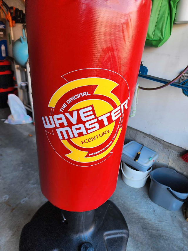 Punching bag with stand - Great condition barely used in Exercise Equipment in Markham / York Region - Image 4
