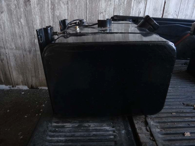 reservoir neuf pour diesel essence mack peterbilt ccc gravité + dans Pièces et accessoires pour équipement lourd  à Sherbrooke - Image 3