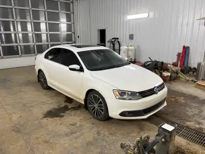 Looking at selling my 2013 Jetta TDI Highline Great car to learn to drive in for beginners a little...