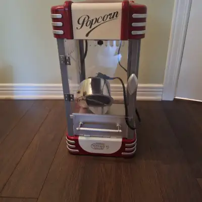 Popcorn maker by Nostalgia elctric. In very good workong condition. Very clean.