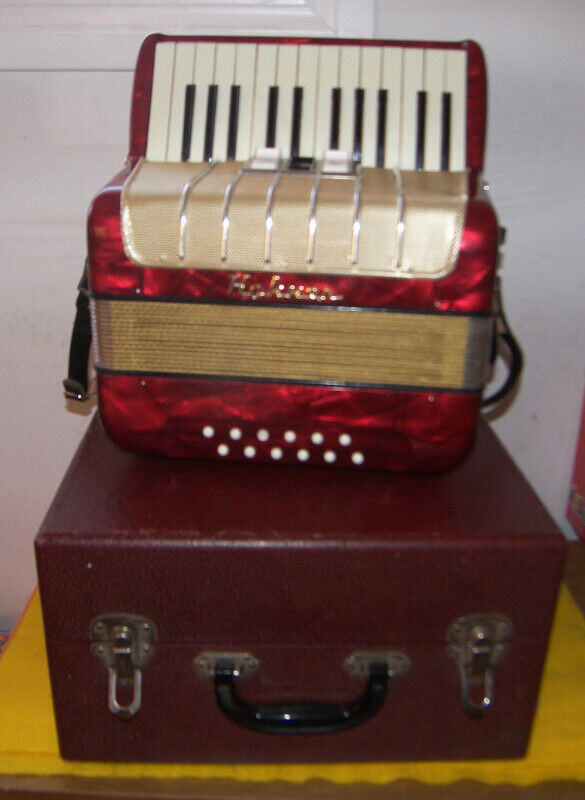 Hohner Accordion JR 12 Bass Accordeon - (MINT CONDITION) in Guitars in Edmonton - Image 3