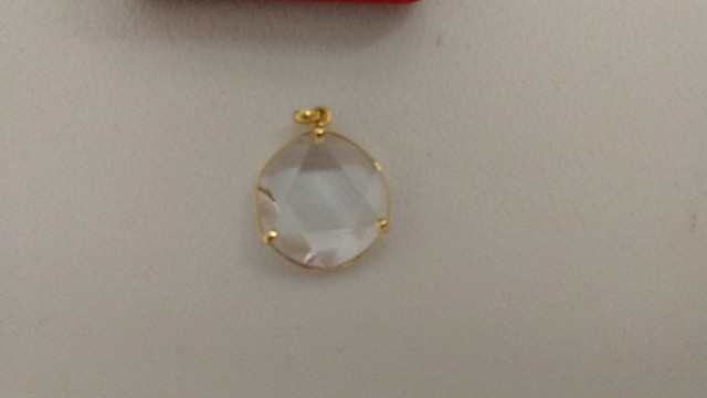 Beautiful Star Shape Crystal Necklace Pendant with Gold in Other in Markham / York Region - Image 2