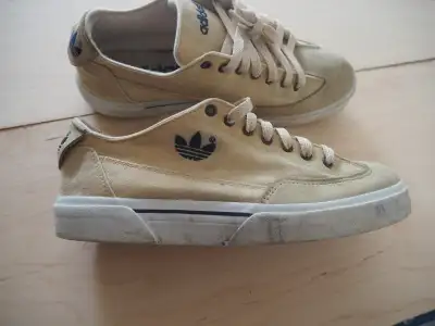 MENS ADIDAS WHITE TENNIS SHOES SIZE 7.5
