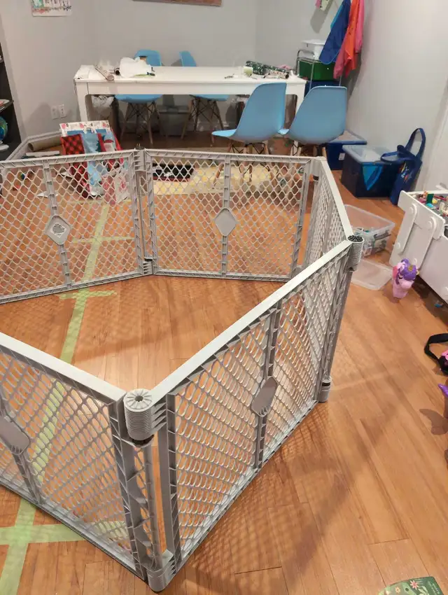 Brand States Superyard Indoor 6 Panel Play Fence in Other in Guelph - Image 3