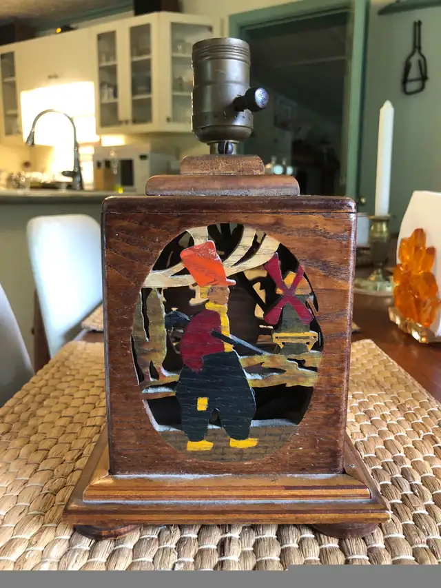 Vintage Wood Folk Art Hand Carved & Hand Painted Desk Lamp in Arts & Collectibles in City of Toronto - Image 3
