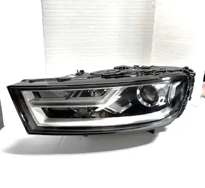 Meet in Vaughan L4J 3M7 Audi Q3 Headlight 16-18 OEM : RIGHT Passenger : tab are good / lens is good...