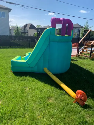Améliorez votre été avec ce parc aquatique Little Tikes Slam 'n Curve, parfait pour des heures de pl...