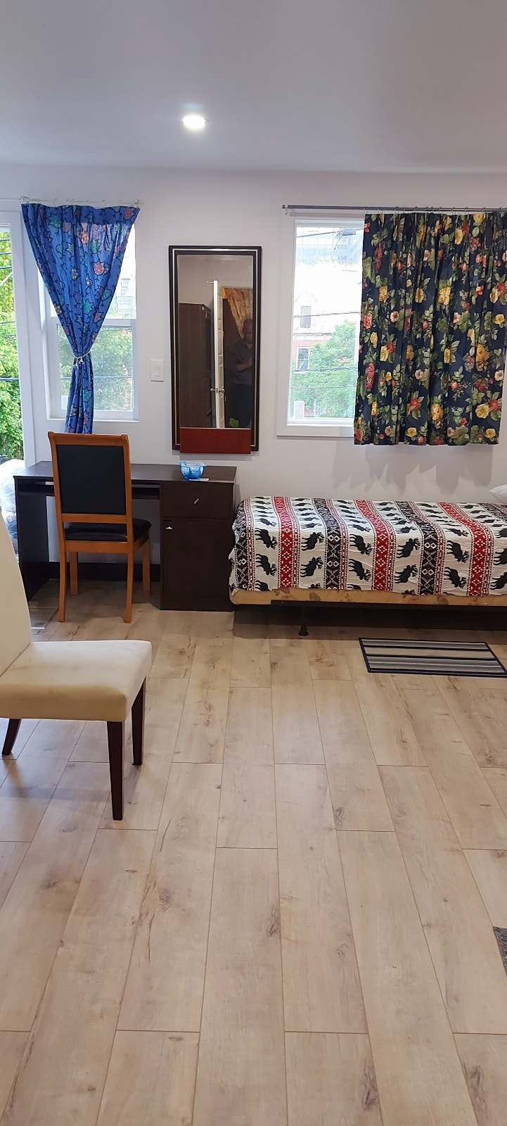 Need Female/Girls Room met near Metro Parc/Frontnac/Monk — photo 3