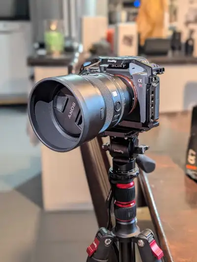Sony A7R III + Sony FE 50mm F1.4 GM — Combo Pro à Vendre + cage de metal smallrig protectrice Sur ce...