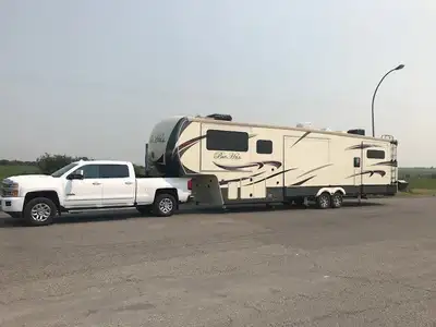 This 2017 Evergreen Bay Hill 379FL all-weather fifth wheel is a 42-foot, 100 inch wide body, 5 slide...