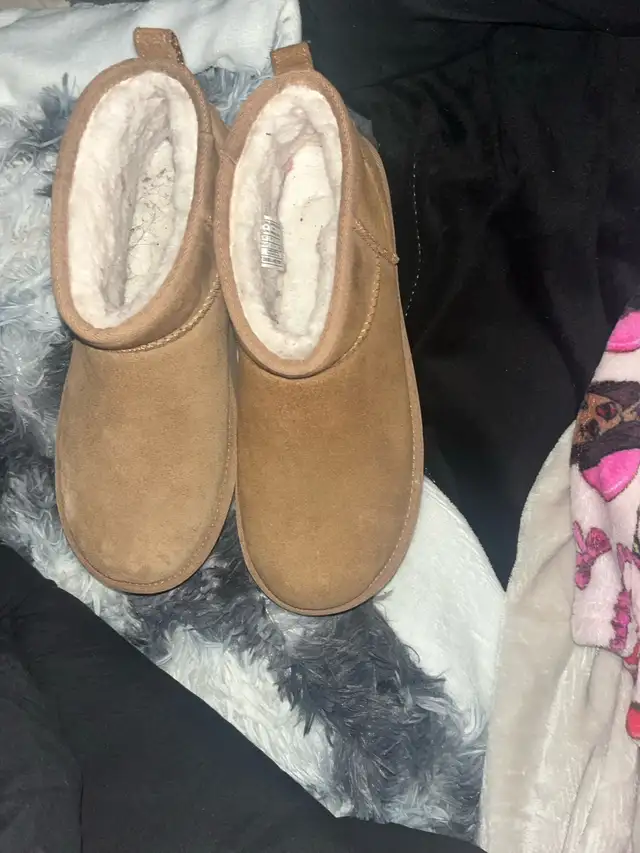 ugh shoes  in Women's - Shoes in Oshawa / Durham Region - Image 4