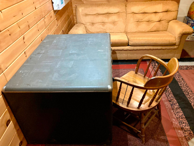 Vintage desk in Desks in Oshawa / Durham Region - Image 2