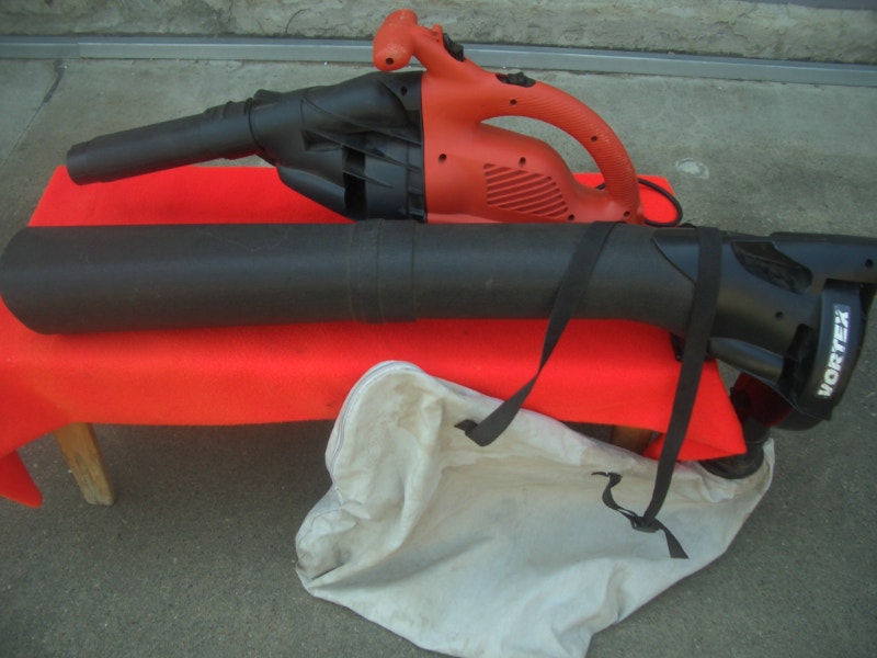 B&D Leaf blower, vacuum & mulcher Lawnmowers & Leaf Blowers