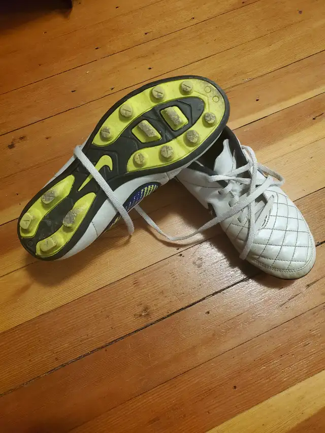 Nike kids soccer shoe size 3 in Kids & Youth in Ottawa - Image 2
