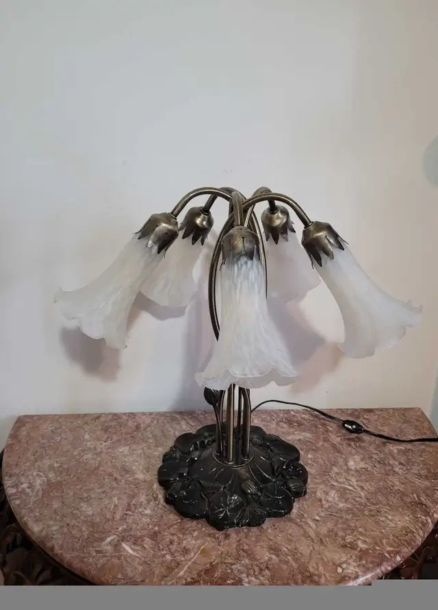 Tiffany style Lily pad 5 tulip white shades table lamp  in Indoor Lighting & Fans in City of Toronto - Image 5