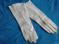 White Doe Skin Mid-forearm Gloves - size 6 1/2