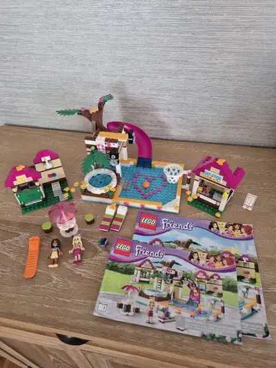 Dive into fun with this used retired Friends set 41008, the Heartlake City Pool! This set includes a...