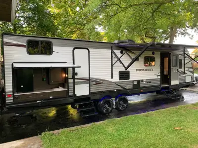 USED ONLY A FEW TIMES – EXCELLENT CONDITION! For sale is a 2021 Heartland Pioneer DS320 in excellent...