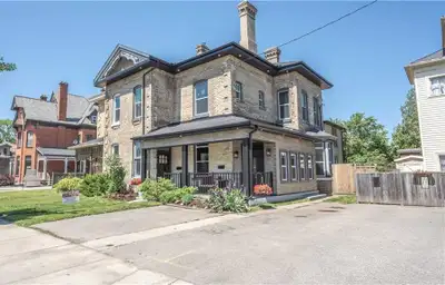 Large 1589Sq.ft 3 Bedroom Main Floor Unit Plus Basement