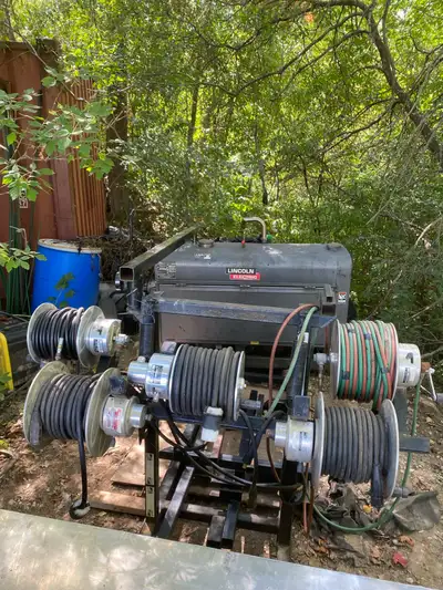 Lincoln 300 D for sale 5000 hours on the machine runs mint Serviced as it should be 5 aluma reels wi...