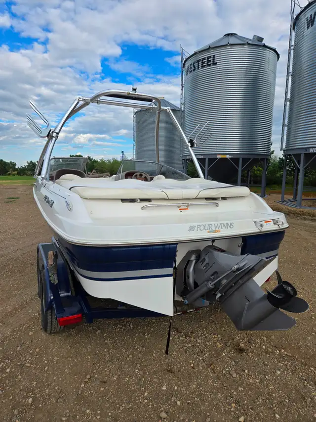 2004 Inboard Boat in Powerboats & Motorboats in Moose Jaw - Image 4