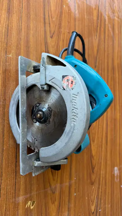 This reliable, pre-owned Makita circular saw is perfect for tackling your next home renovation or wo...