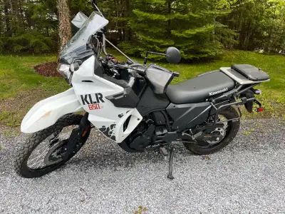 The KLR650 motorcycle is built to empower your passion to escape and explore. Dual-purpose capabilit...