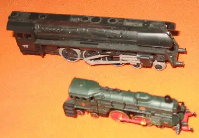 Rare -Smaller than N Scale - European Loco & Coal Tender with 2 Coach Cars. (( LILLIPUT SIZE - Small...