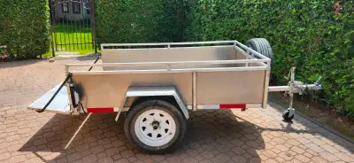 Très belle remorque 6.8'' x 4.2'' tout aluminium. Capacité 2500 lbs. Roue 15 pouces Nokia. Pas de bo...