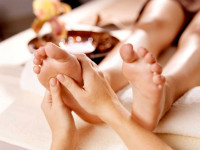 Now hiring female hand and foot models for reflexology 