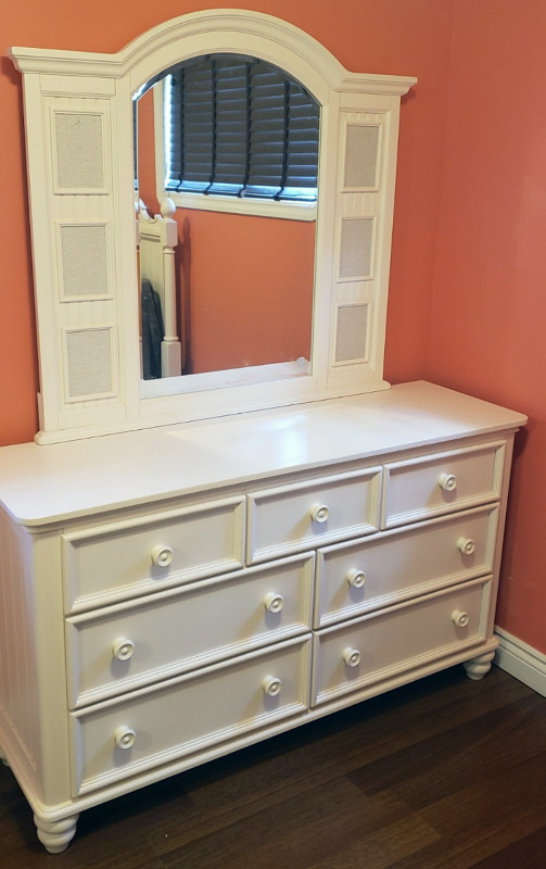 Single Bedroom Set Off White in Beds & Mattresses in Windsor Region