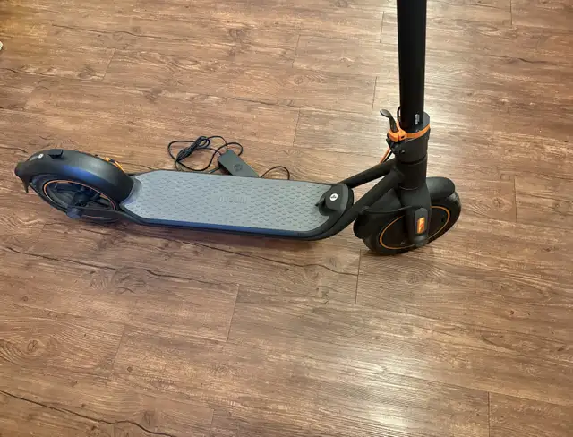 Ninebot Kickscooter F40 Only 29KM in Scooters & Pocket Bikes in City of Toronto - Image 10