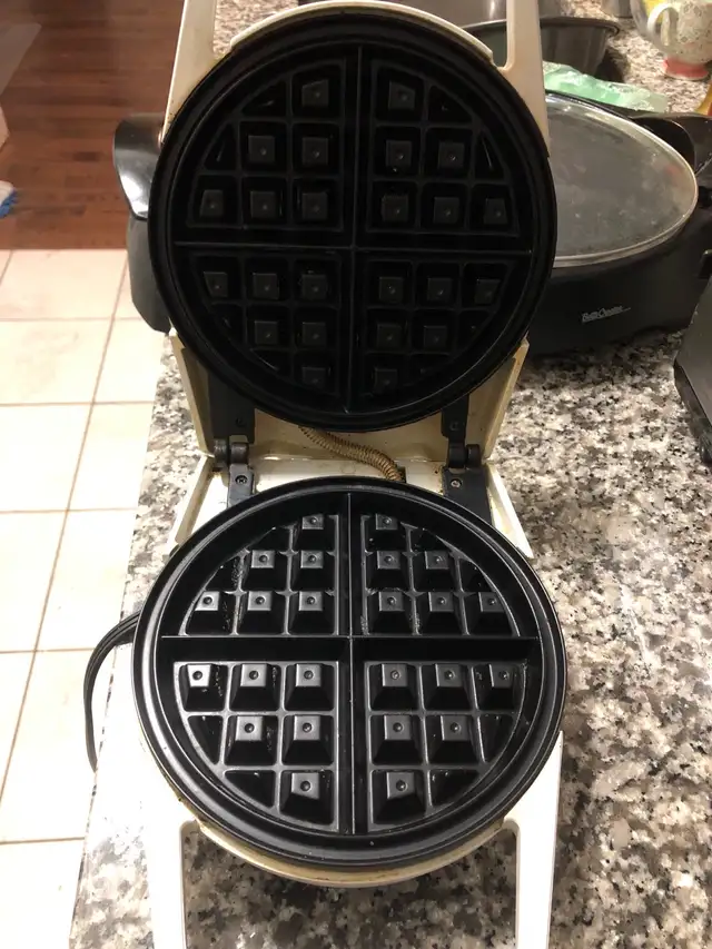 Philips Waffle Maker in Microwaves & Cookers in Oakville / Halton Region - Image 3