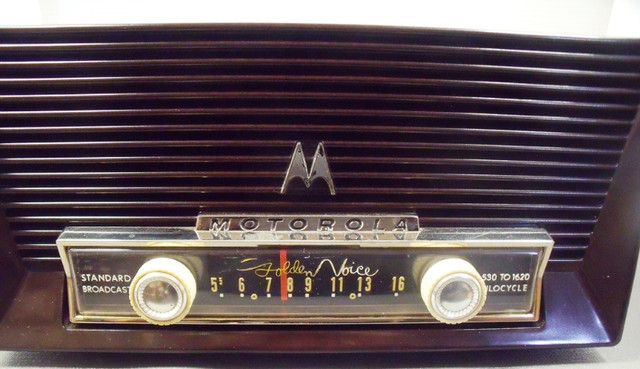 MOTOROLA TUBE RADIO MODEL MK-66X (1955 REFURBISHED) in Arts & Collectibles in Lethbridge - Image 4