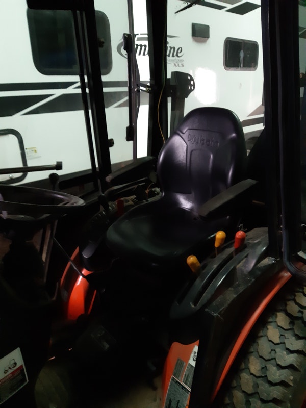Kubota B2601HSD, with mower, loader and cab Farming Equipment