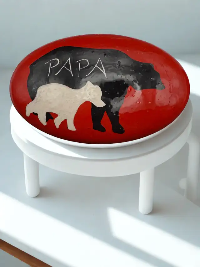 Hand painted mama and papa bear stones in Arts & Collectibles in Muskoka - Image 2