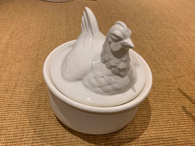 WHITE DISH with CHICKEN SHAPED LID in Kitchen & Dining Wares in Oakville / Halton Region - Image 3