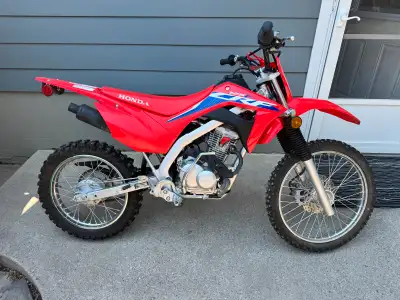 Bought new. Barely used. Maybe 20 hours. Like new. Electric start. Fuel injection. Size 6 fox motocr...