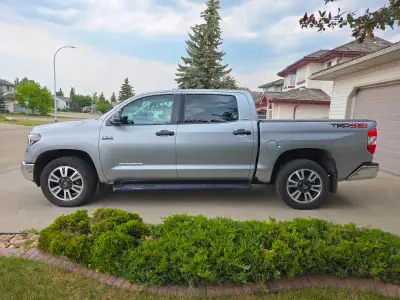 2019 Crew Max Tundra - Excellent Condition 5.7 l V8 - all scheduled maintenance up to date New winds...