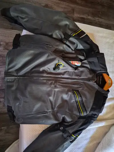 Stay safe on the road with this pre-owned Hit-Air motorcycle airbag jacket, designed to provide supe...