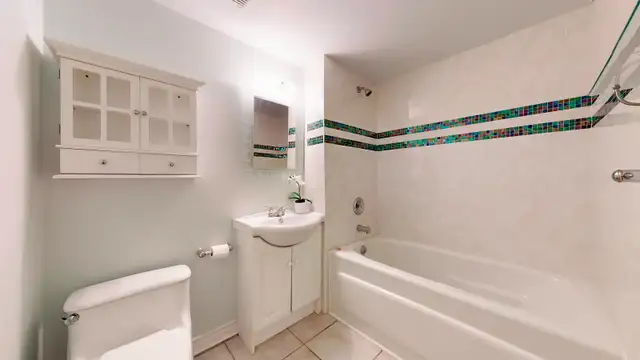 NORTH YORK BAYVIEW YORKMILLS  HOUSE 3 ROOM +2 BATH + PARKING in Short Term Rentals in City of Toronto - Image 5