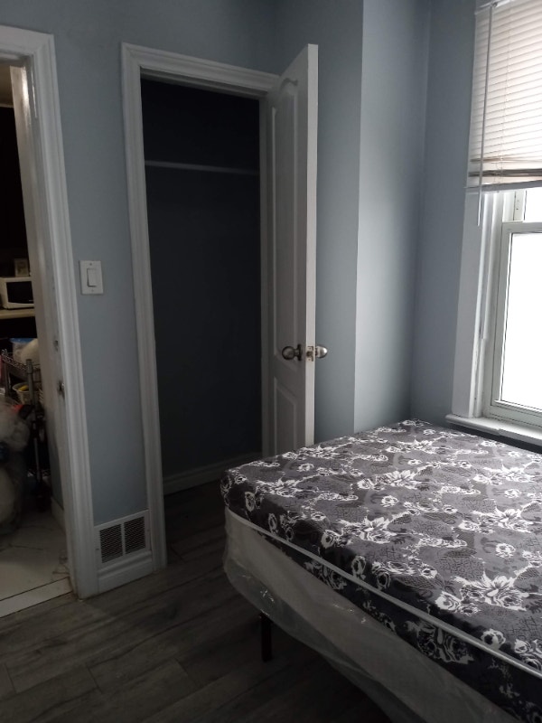 Room for Rent on Main Floor Near Downtown, Subway/TTC Room Rentals