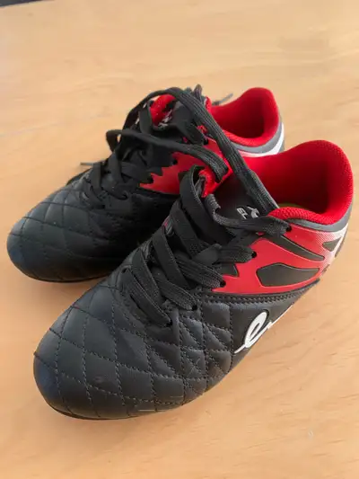 Soccer cleats size Y12 and shin guards/Souliers de soccer, View more