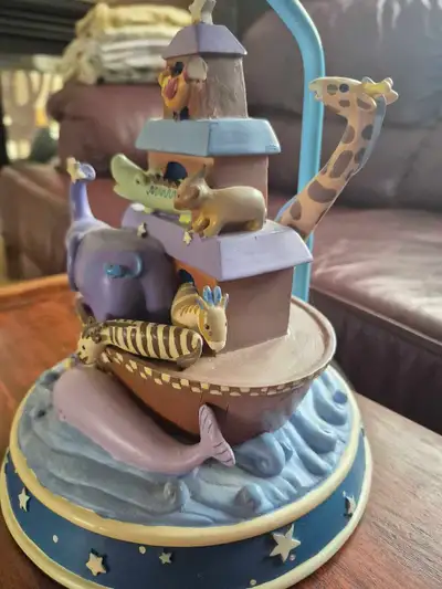 This Noah's Ark kids lamp is very detailed and colourful. It features many different animals, as sho...