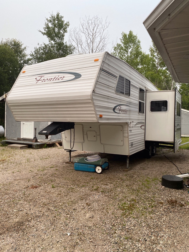 2002 Frontier 5th wheel camper in Travel Trailers & Campers in Thunder Bay - Image 2