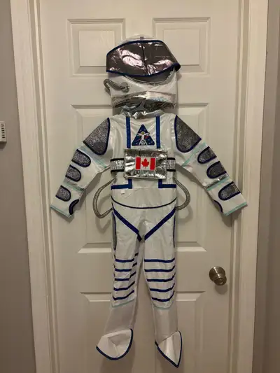 Excellent condition kids costume (two piece) for playing dress-up. Size 5-6. Was never worn outside...
